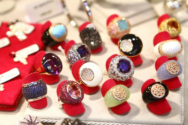 Bijoux tendance en pierres semi-précieuses : shoppez maintenant